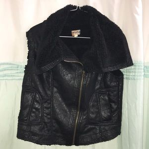 Fleece interior side zip vest.